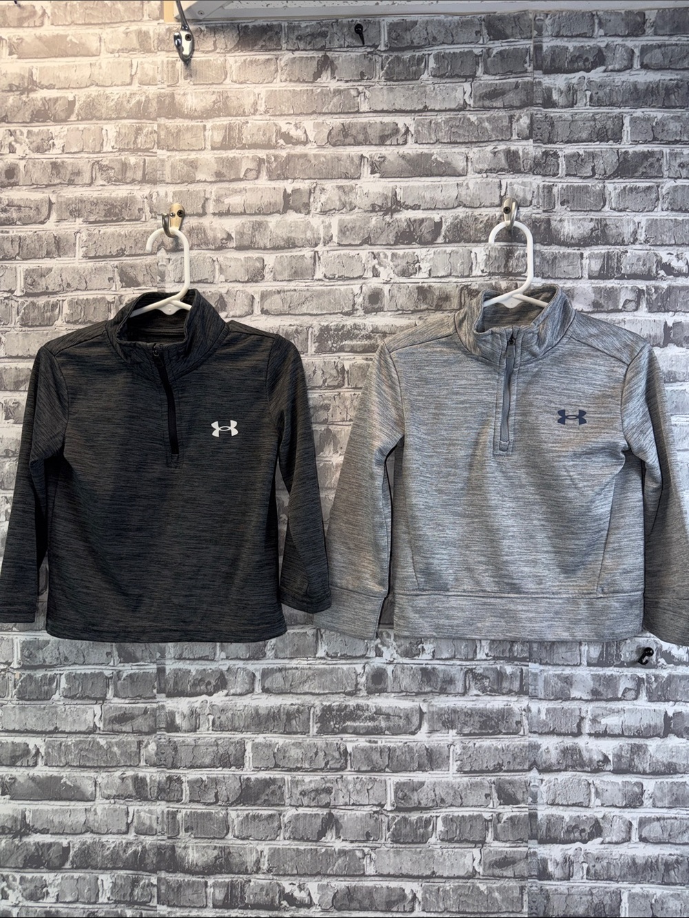 2 boys Under Armour Kids 1/4 Zip Pullovers in Black & Light Gray